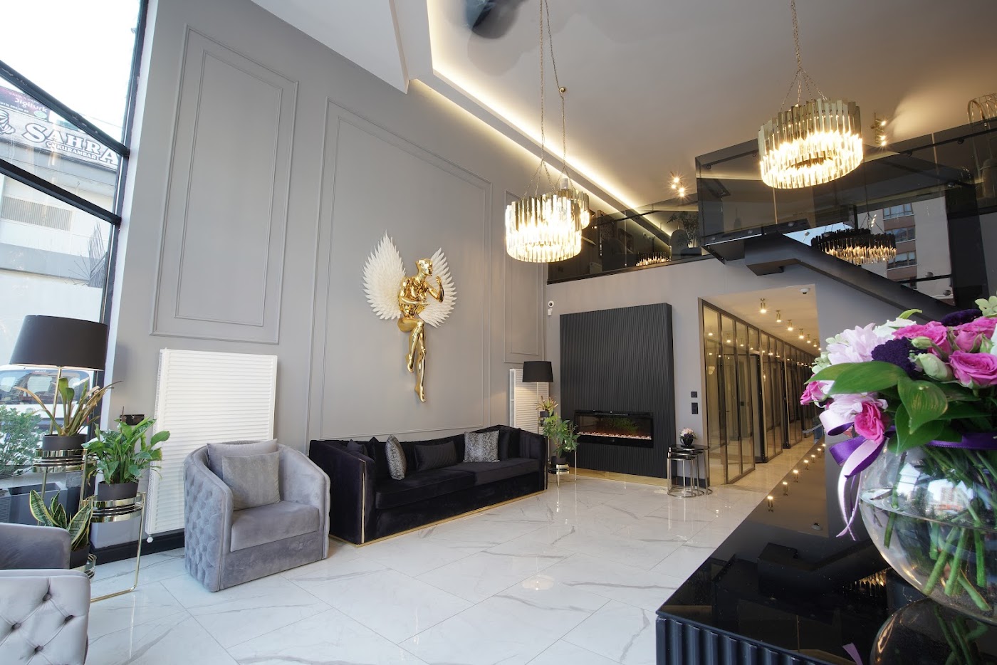 Deniz & Damla VIP Estetik salonu — mermer zemin, altın avizeler ve zarif oturma alanı